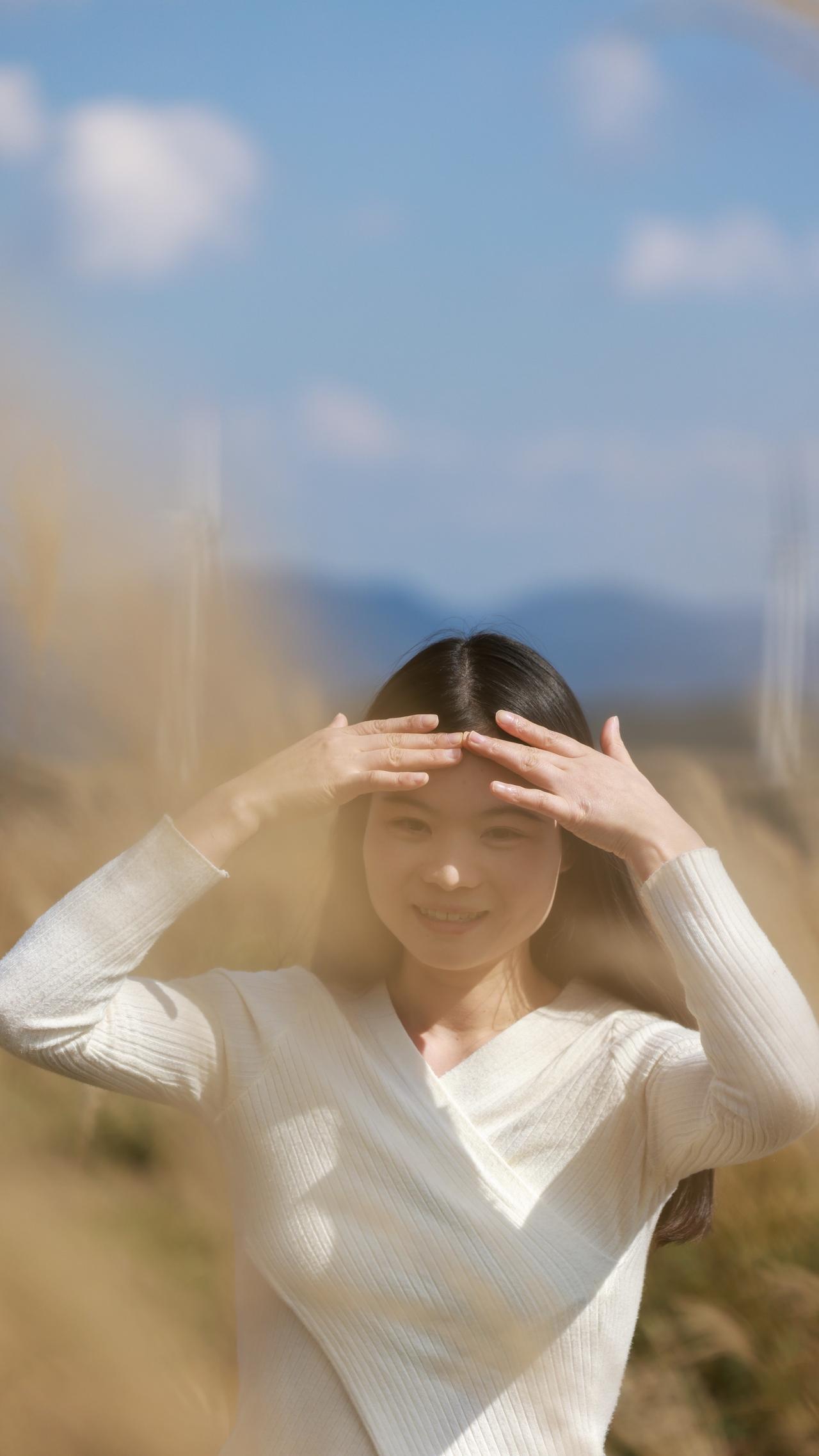 组图｜在风电场的秋草间，她的背影与侧颜，都浸着旷野的温柔。