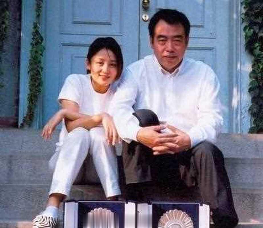 这是1994年，陈凯歌和陈红的珍贵合影，当时的两人刚进入热恋期！当时陈凯歌因执