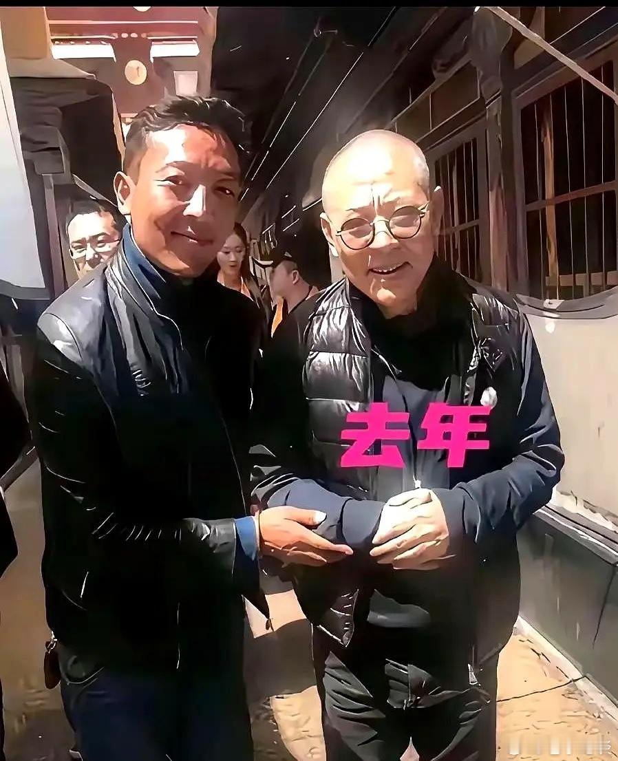 61岁李连杰黑发了！不是仙丹，是普通人也能抄的作业。去年他被拍到弯腰驼背白发苍苍