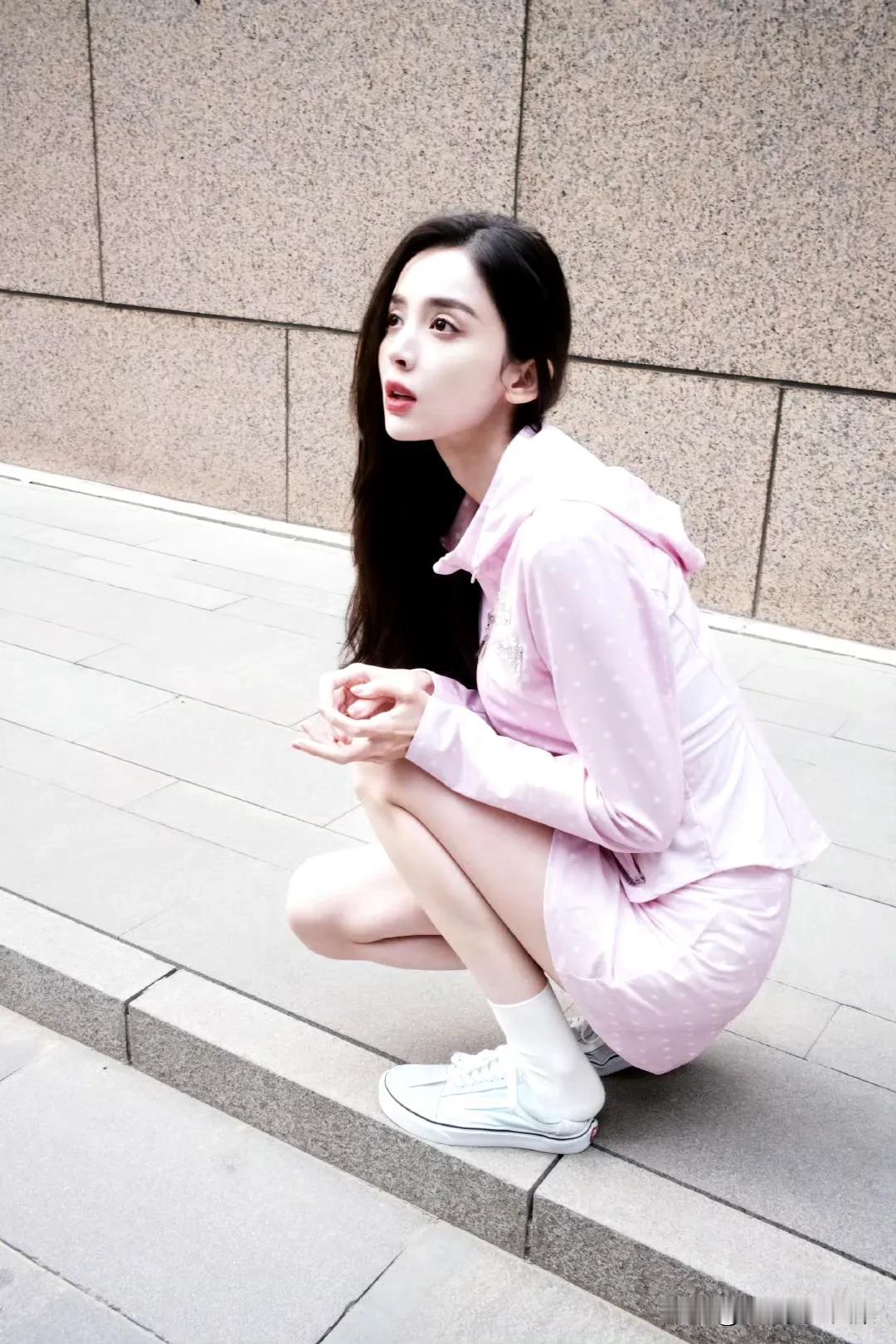 古力娜扎这双马尾配白衣黑裙，青春感直接拉满！她本就长相娇艳，有着“天山版的维纳