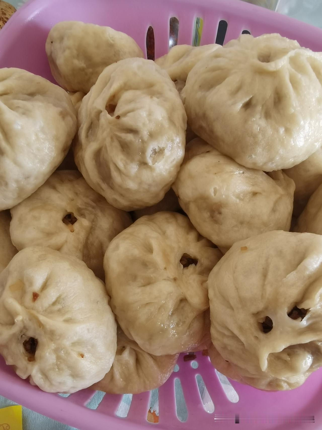 这不婆婆昨天上午把面发好，中午开始炖肉馅，我把粉条用热水给泡上，择大葱，辣椒，生