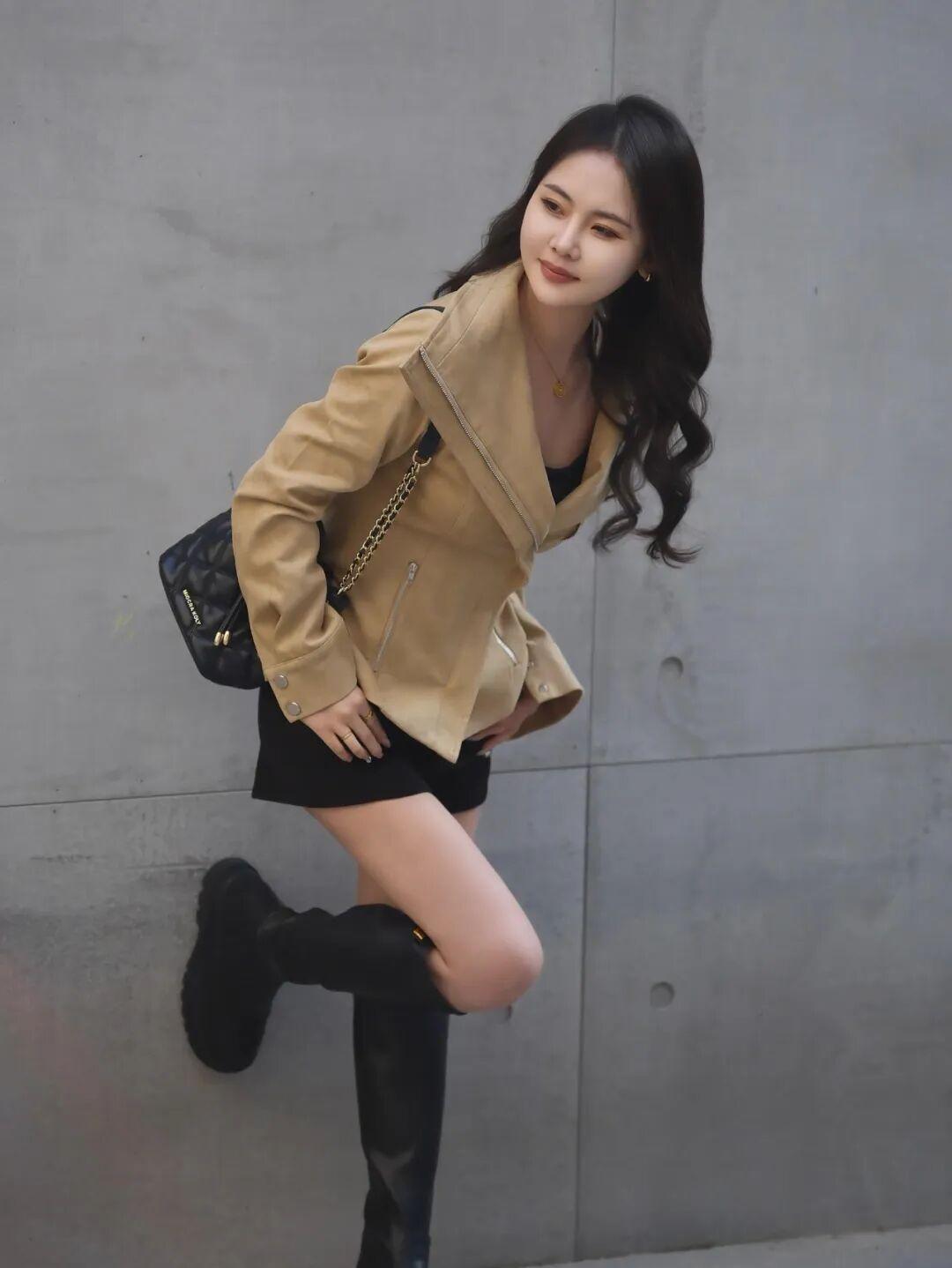 都市酷女孩穿搭指南，时尚皮夹克+黑色短裙，搭配黑色靴子，尽显潮流风范！