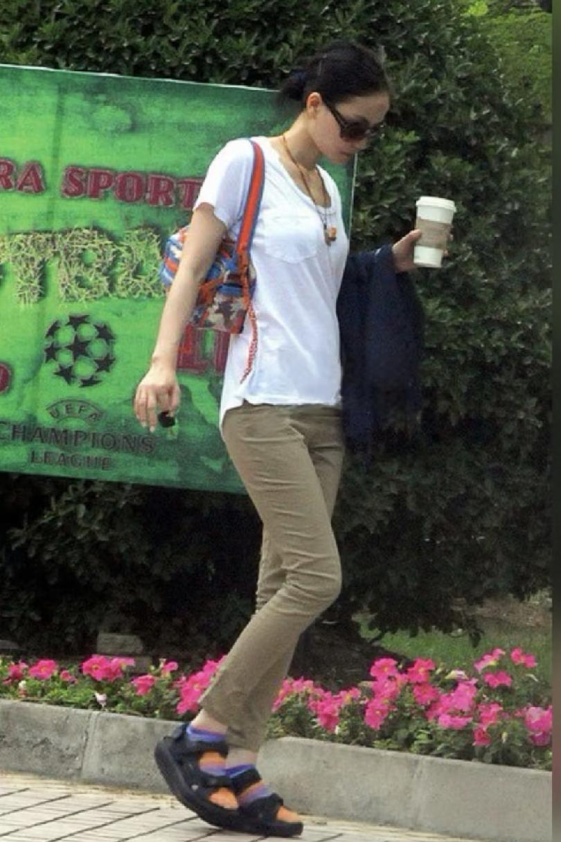 王菲做梦都会笑醒了。她事业爱情双得意，还家有两女万事足。大女儿窦靖童古灵精