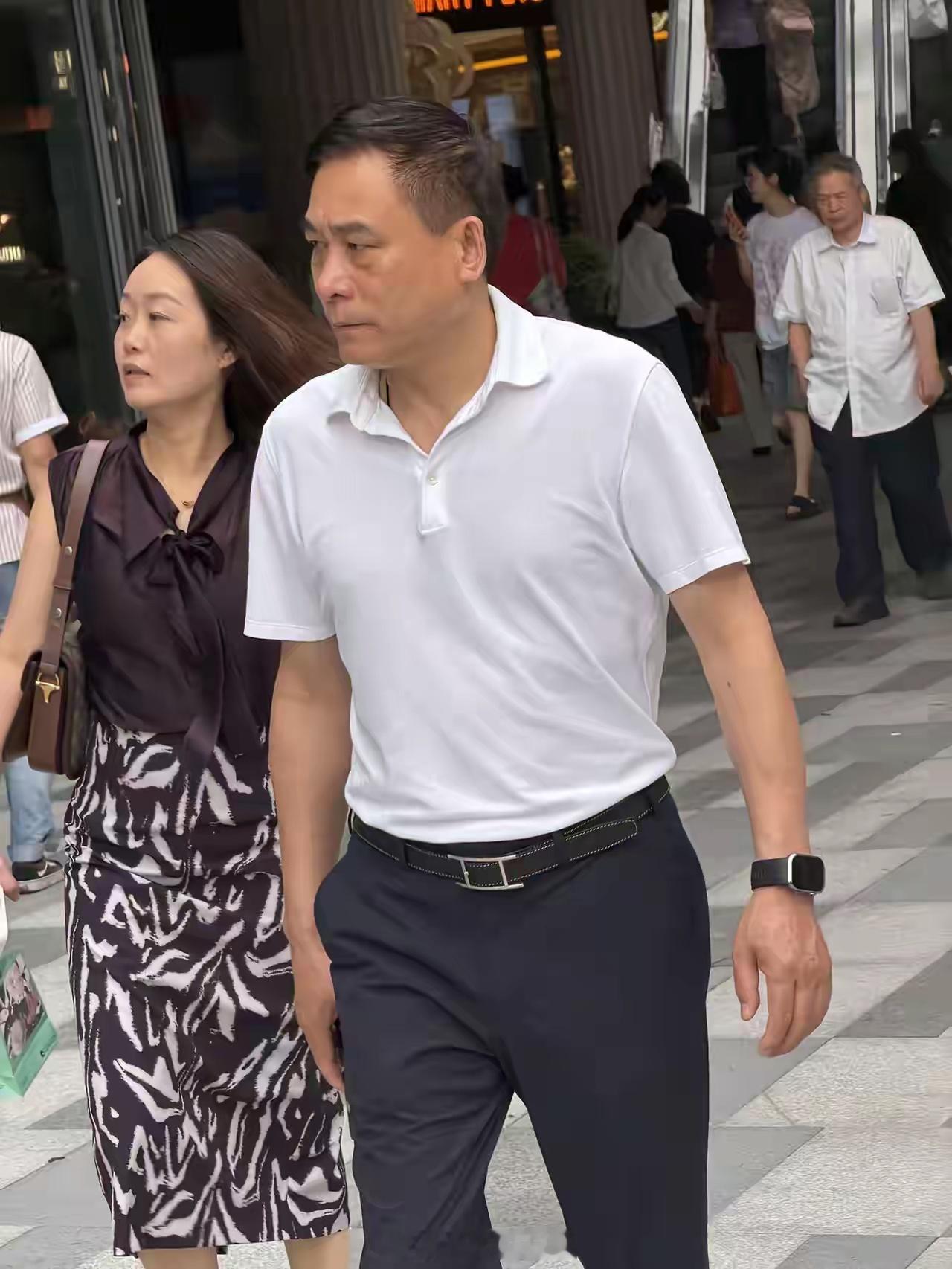 湖北官场这回又抖了三抖，武汉那边直接扔出个“双响炮”。原副市长汪祥旺刚被通报，转