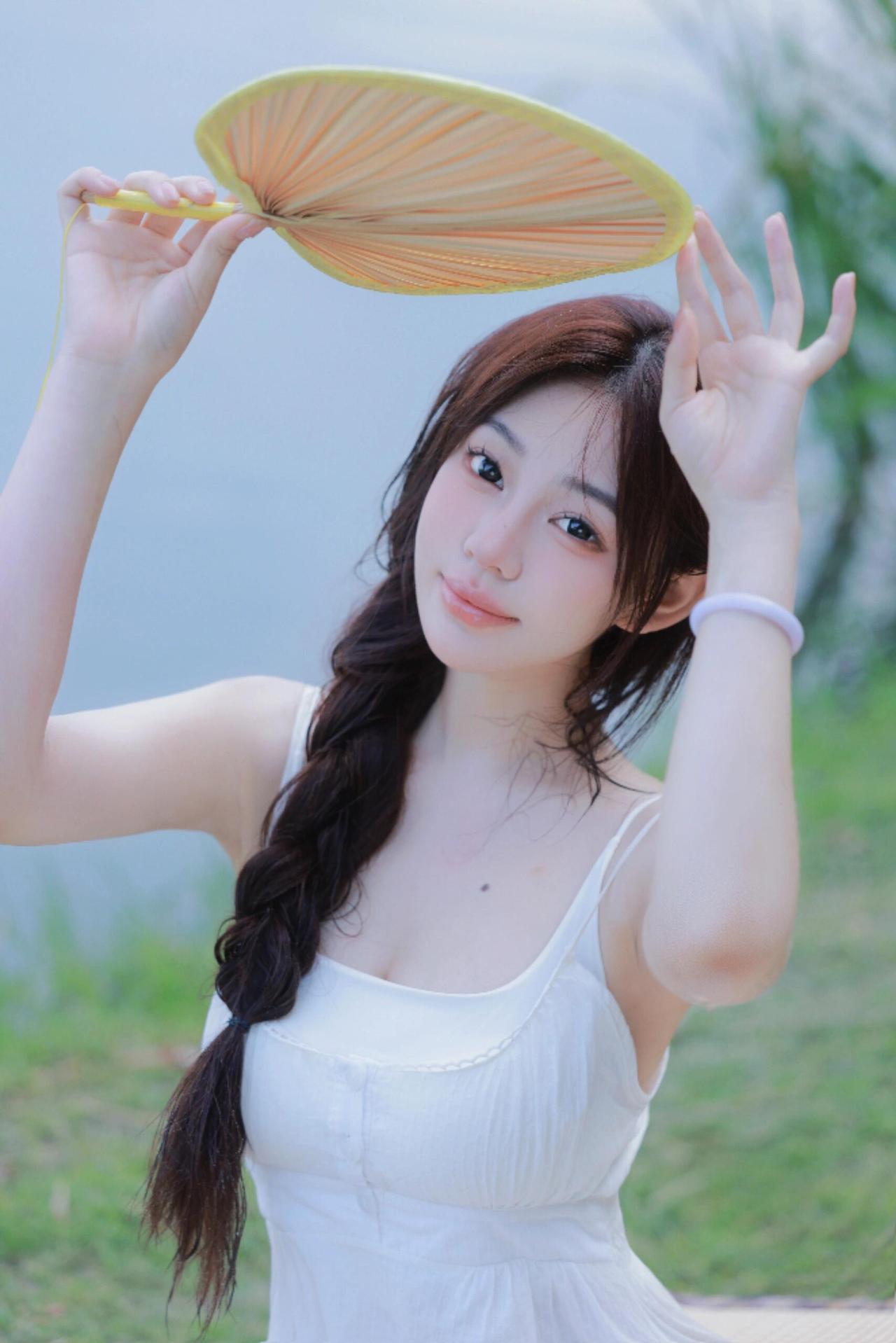 可爱系美女湖边写真（9.3分）