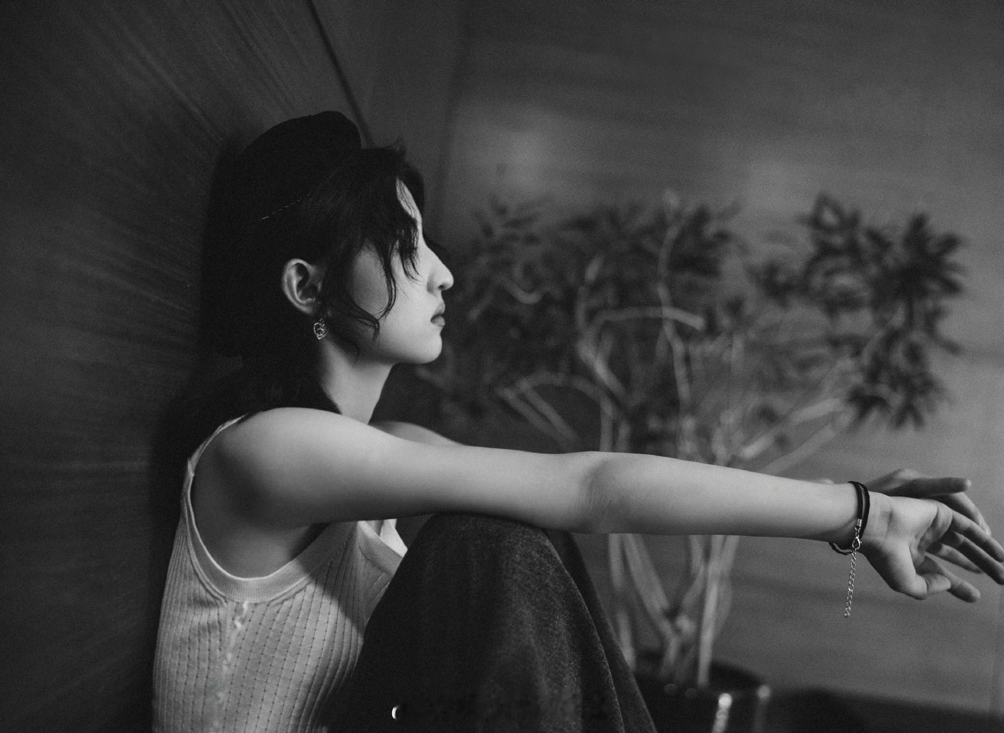 张子枫白色背心黑白质感写真​​​