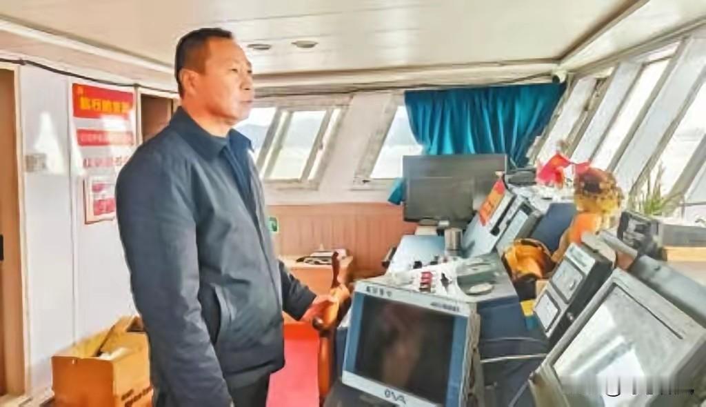 船老大沈华忠正指挥着船员们在东海下网捕蟹。不经意间，他抬头时发现三公里外的海面上