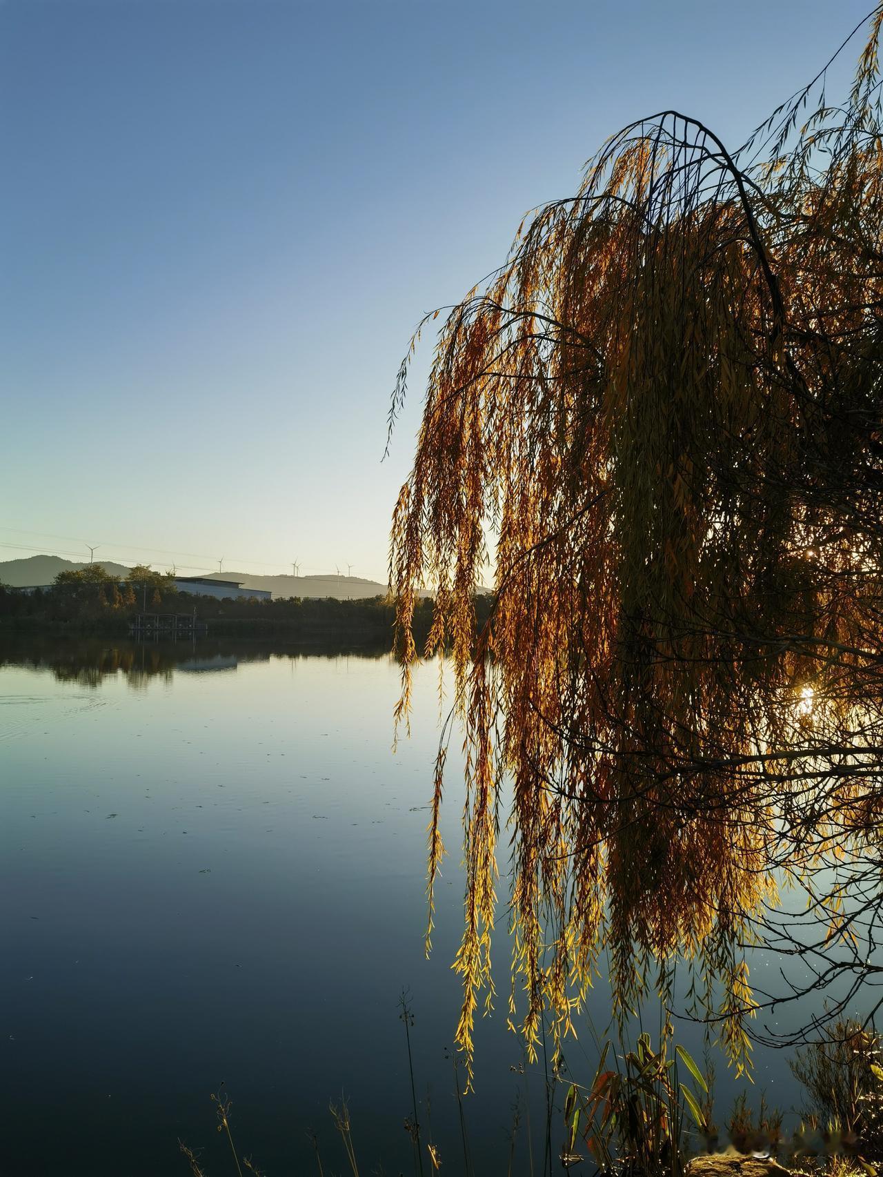 大理祥云旅游期间，打开县城地图，发现在其东侧有一湖景公园特别显眼。于是冬天一大清