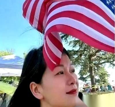 那个靠写霸总文，在上海住豪宅年入百万的女作家汐颜，跑到美国送外卖了。一年前，她