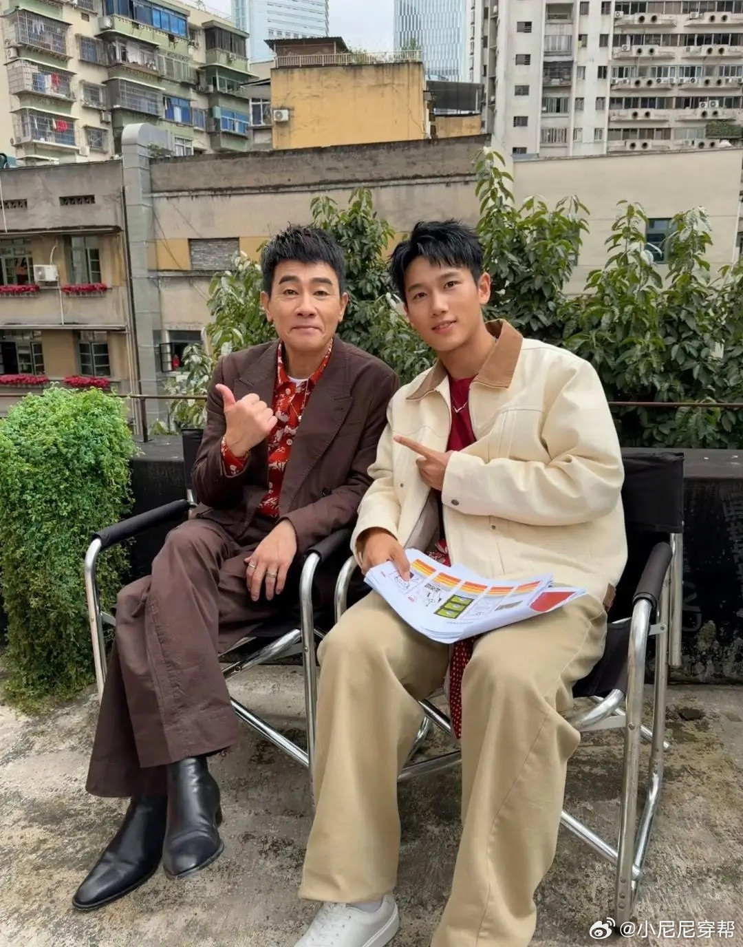 陈小春现身重庆一家火锅店餐馆，他穿衣打扮痞帅很有型，但年龄感很明显，脸看起来怪怪