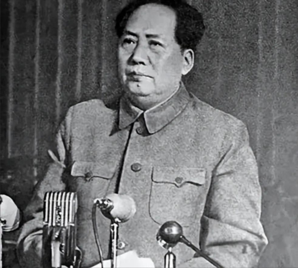 毛主席在一次游泳过后不慎患上重感冒，经介绍求助一位老中医，但那位中医却提出来三个