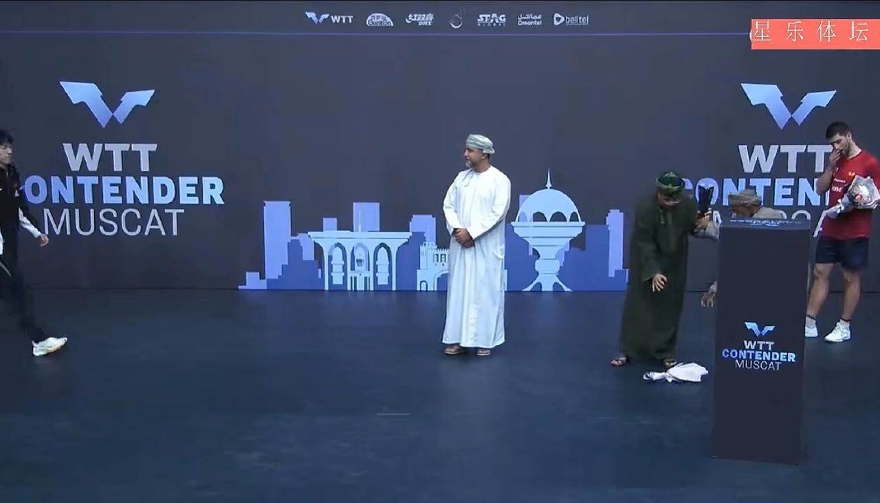 温瑞博夺冠，颁奖典礼上搞笑的不止一幕，从温瑞博开始上台领奖的那一刻，颁奖嘉宾