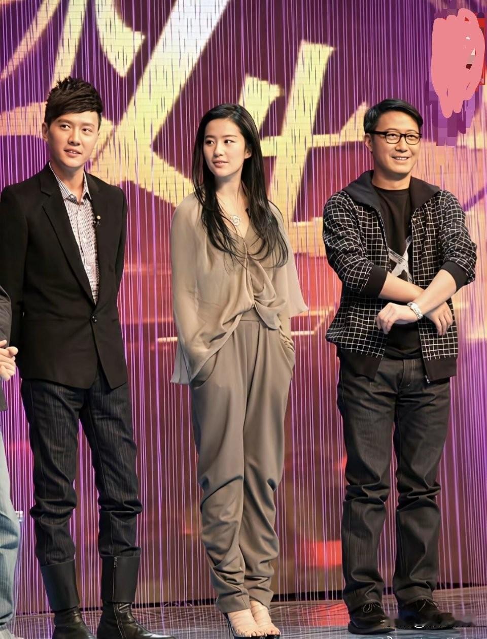 刘亦菲又救了件“丑衣服”！浅灰套装普通人穿像拖沓，她披发踩高跟秒变飒姐？咱
