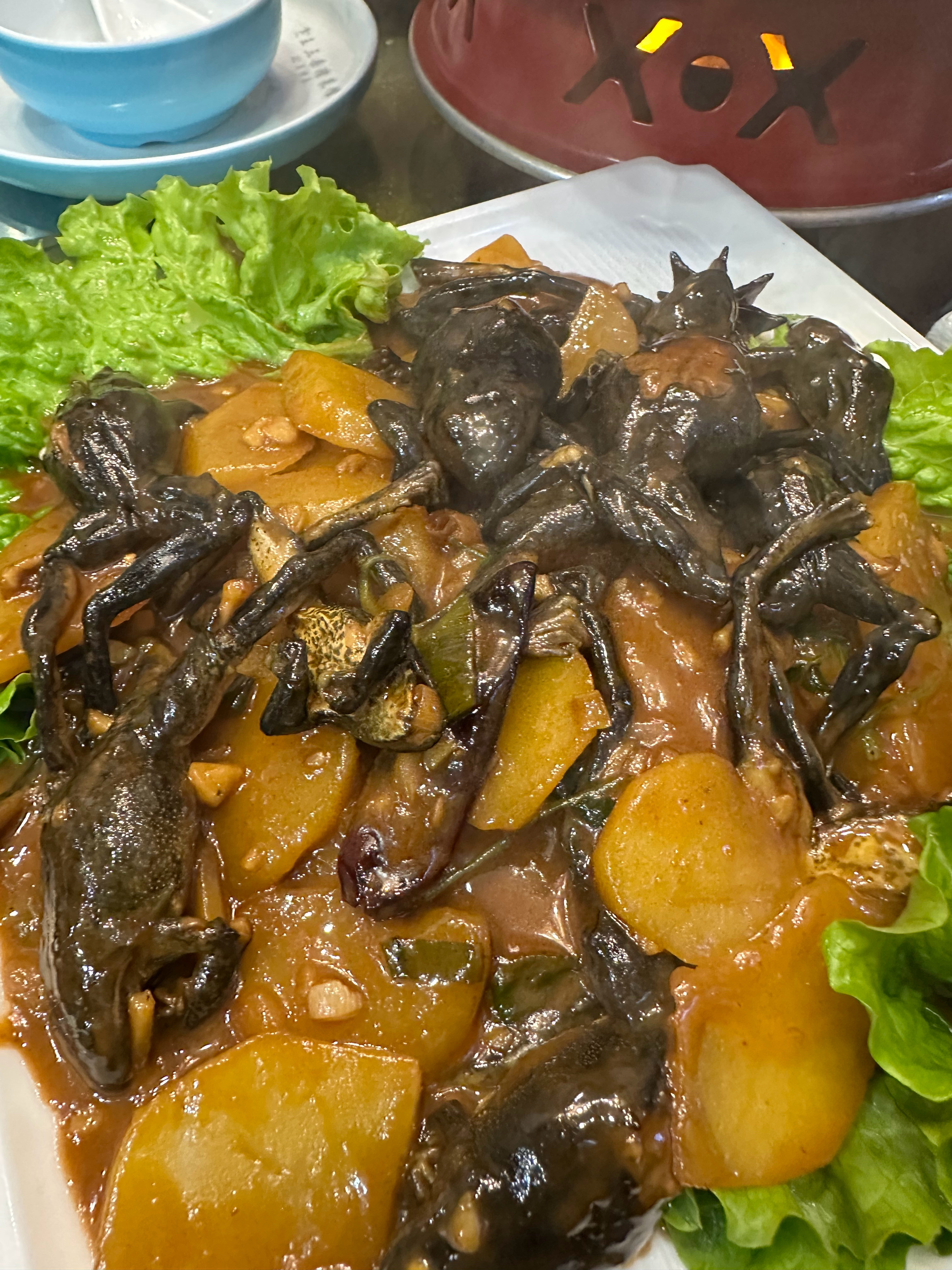 落地东北第一顿饭吃了林蛙，25块钱一对，一公一母，母的肚子里有油，口感像蟹膏，但