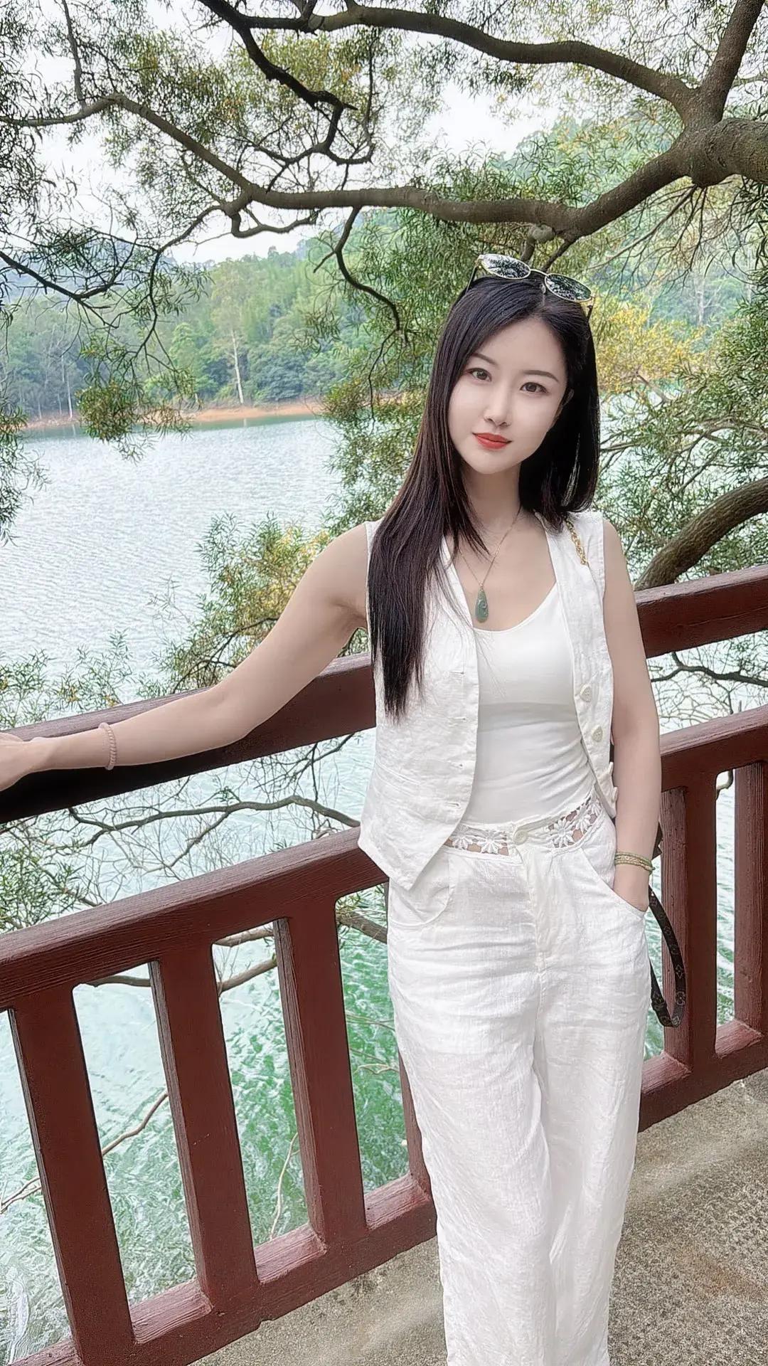 夏日清新穿搭，湖边悠然自得，绿意盎然，轻松惬意。