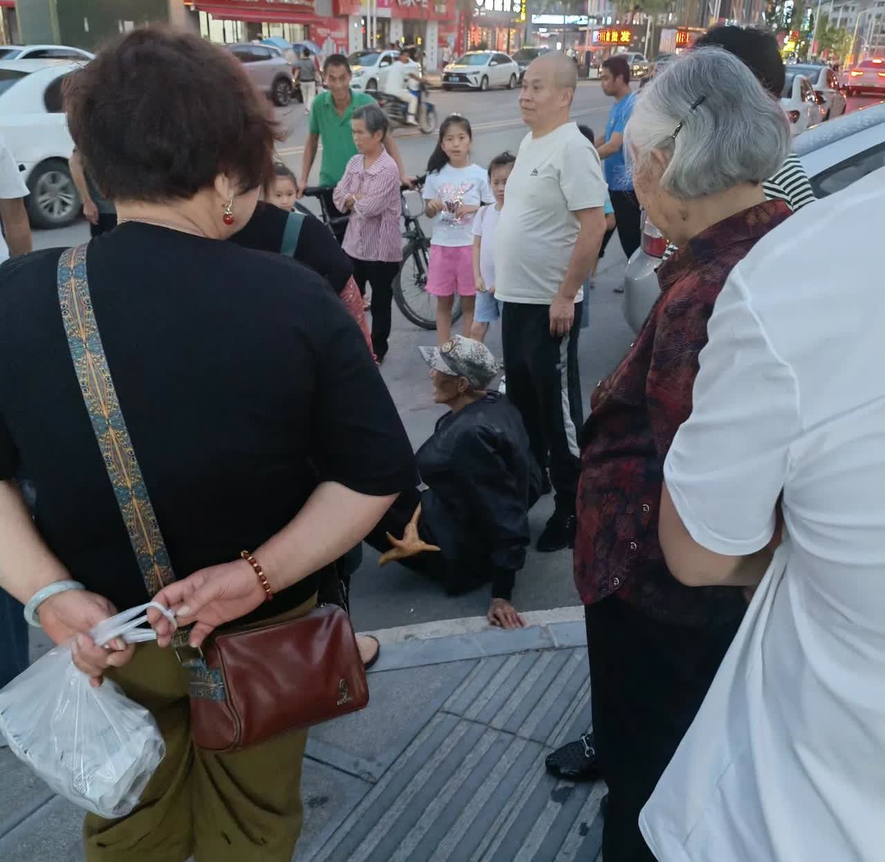 一个法官竟让中国传统美德倒退了不知多少年。晚上吃完饭下楼溜达，结果在路上看到