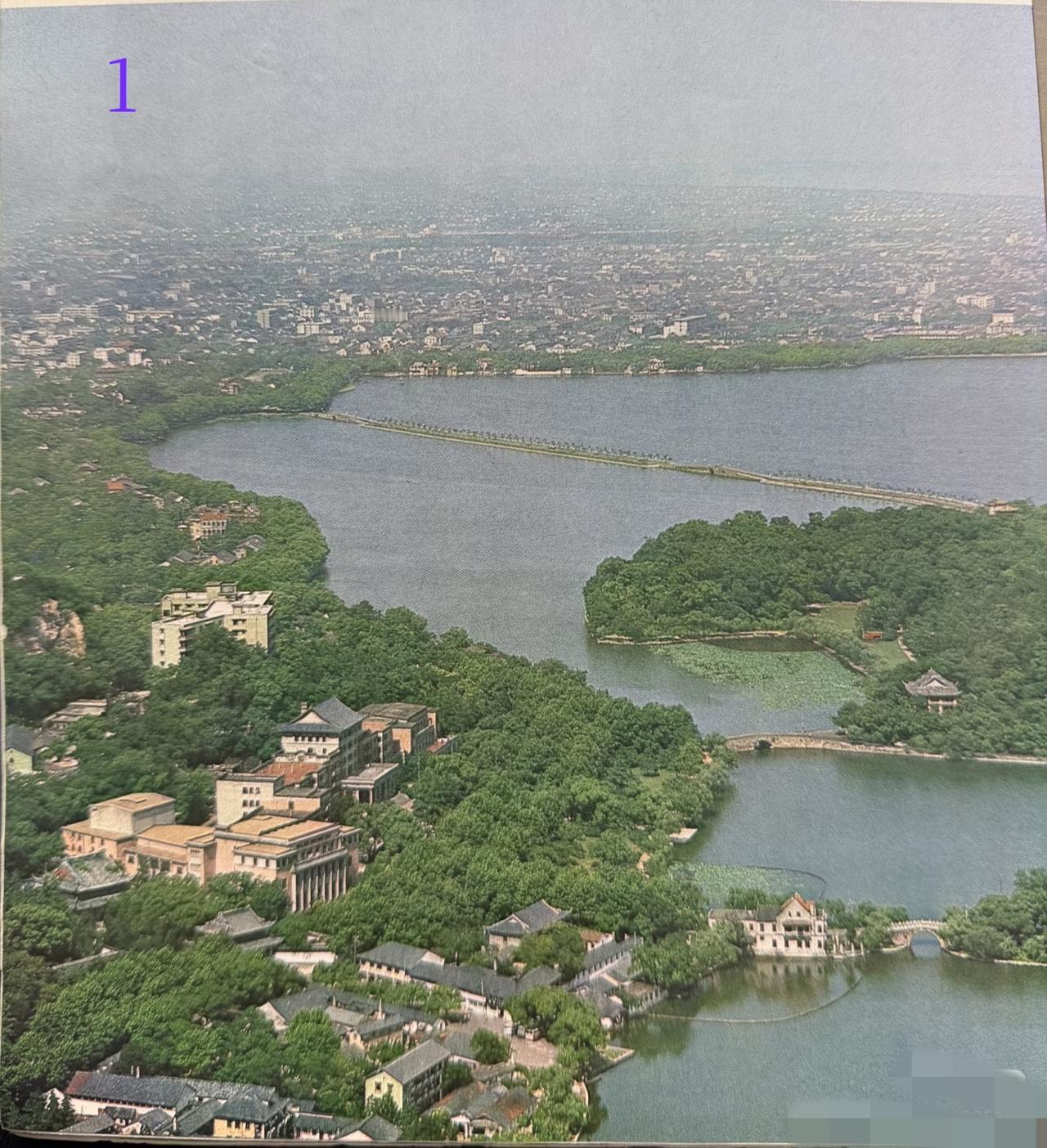 五十年前的西湖，图1；现在的西湖，图2有啥变化吗？[呲牙笑]