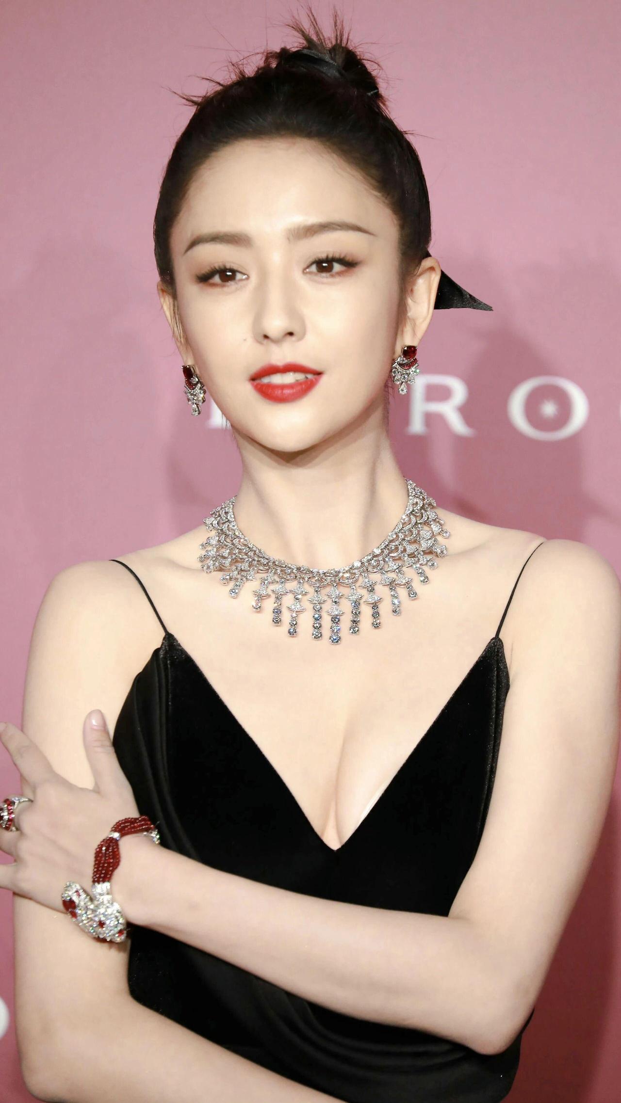 一、独一无二的骨相美感：媚而不俗，兼容两种风情她是锡伯族原生浓颜，融合西域