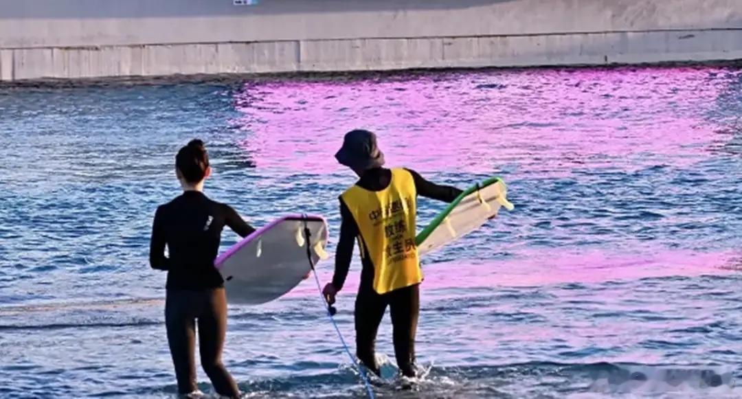 吴谨言夫妇三亚过年，俩人一起冲浪，洪尧生图身材一般不像有182！