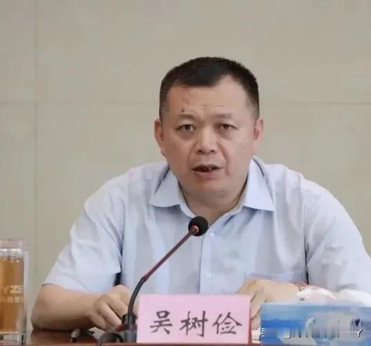 吴树俭被查的消息传来，实在没什么可意外的。当年他和毛奇在万年县搭班子，一