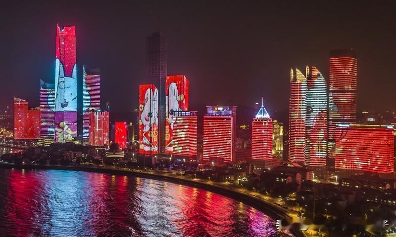跨年夜去青岛浮山湾看灯光秀，这主意相当不错！2024年12月31日是18:30至