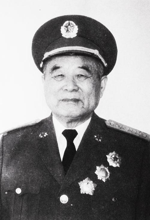 毛主席提议开国少将李德生当总政治部主任，征求意见的时候，北京军区政委谢富治上将却
