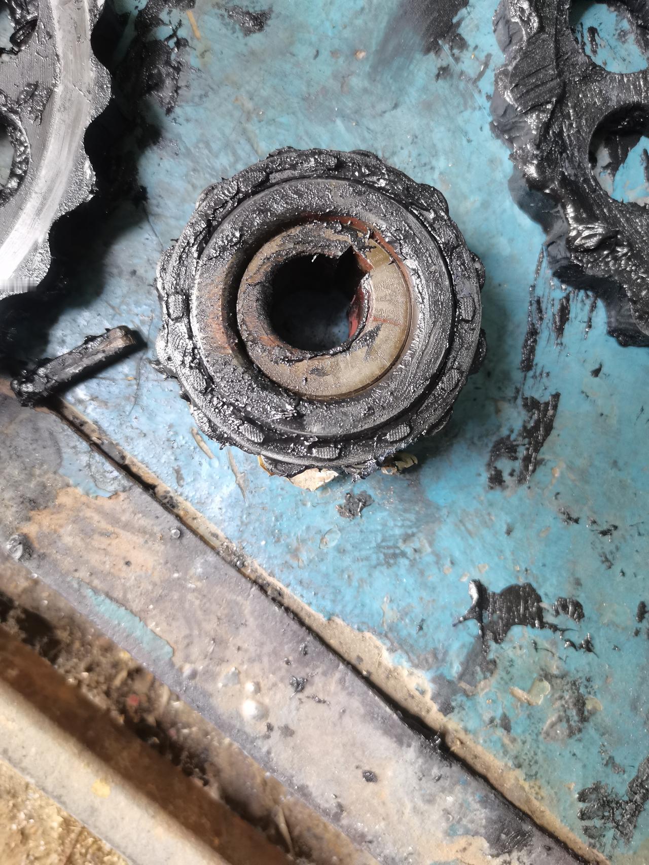 朋友说这厂电工活不好干，8000元一月的工资真不好拿，这里活不分家的，只要是活电