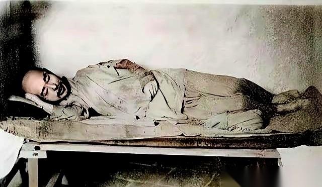 临死前，他跟徒弟说，棺材里给我放四碗水。徒弟们都懵了。这老和尚，一辈子省吃俭用