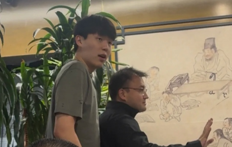 杨瀚森深夜吃的不是火锅是牛肉骨汤！媒体人怒斥“爹味太浓”，但骂他的球迷可能从没看过约基奇吃汉堡