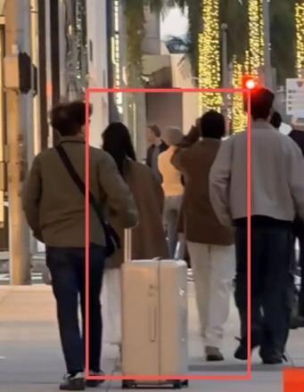 有网友爆料称在洛杉矶偶遇了林俊杰与一名高挑长发女性逛街。此前两人曾被曝在东京喝咖