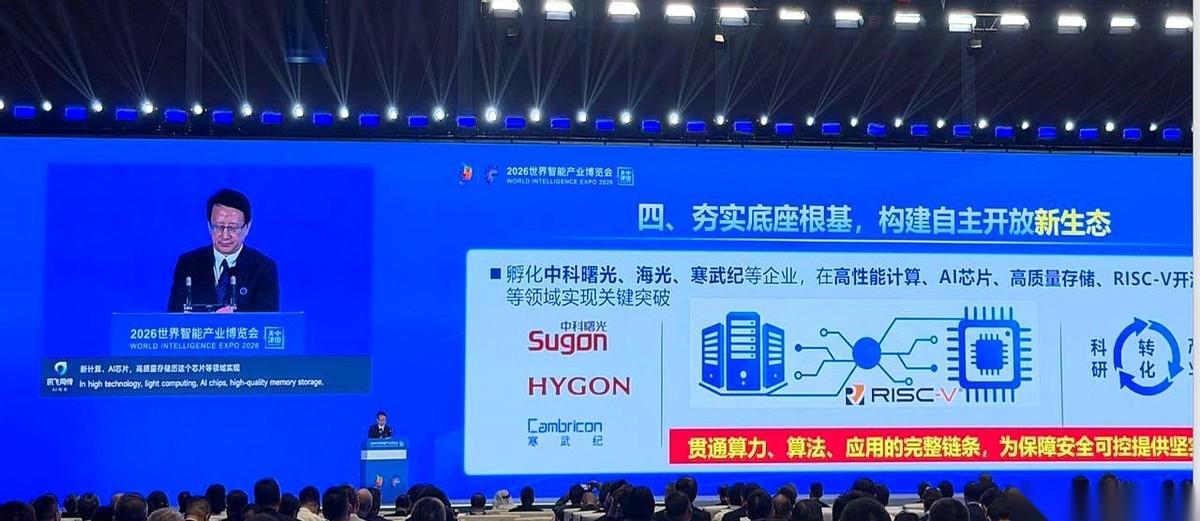 中科曙光这局，有点意思。前脚刚在智博会被点名表扬，夸它搞定了高性能计算、AI芯