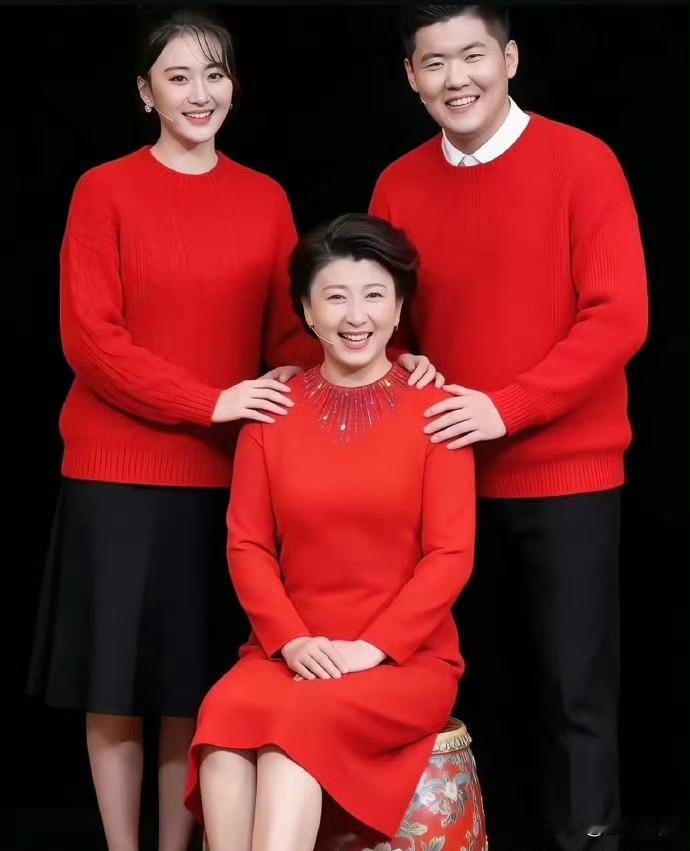 闫学晶这种级别的艺人在圈内只能算是有资历，就连出名都不太称得上，常年混迹于各种晚