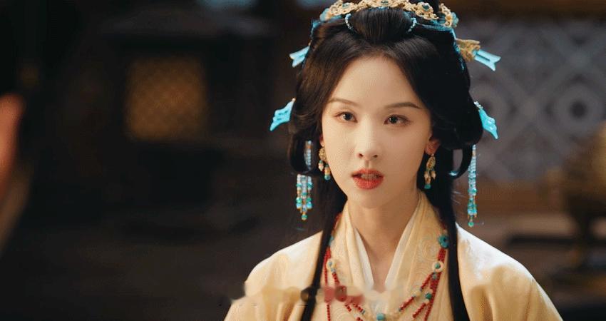 陈都灵翘楚熹妃回宫果然这么多年，哪怕看到相似的熹妃回宫还是会忍不住多看两眼的