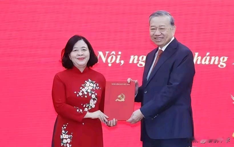 由封疆大吏转调至中央祖国阵线肩负重任，是以苏林为首的越共对裴氏明怀在河内一年来工