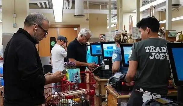 西方媒体集体沉默了！曾经嘲笑中国"用手机付钱是穷人行为"的他们，如今眼睁睁看