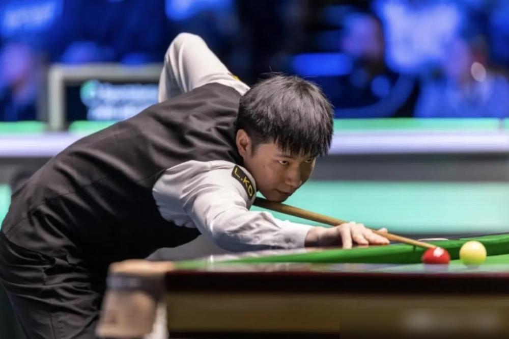 丁俊晖不行了？你错了。他根本没输。他只是把球桌，换成了牌桌。所有人都盯着他的