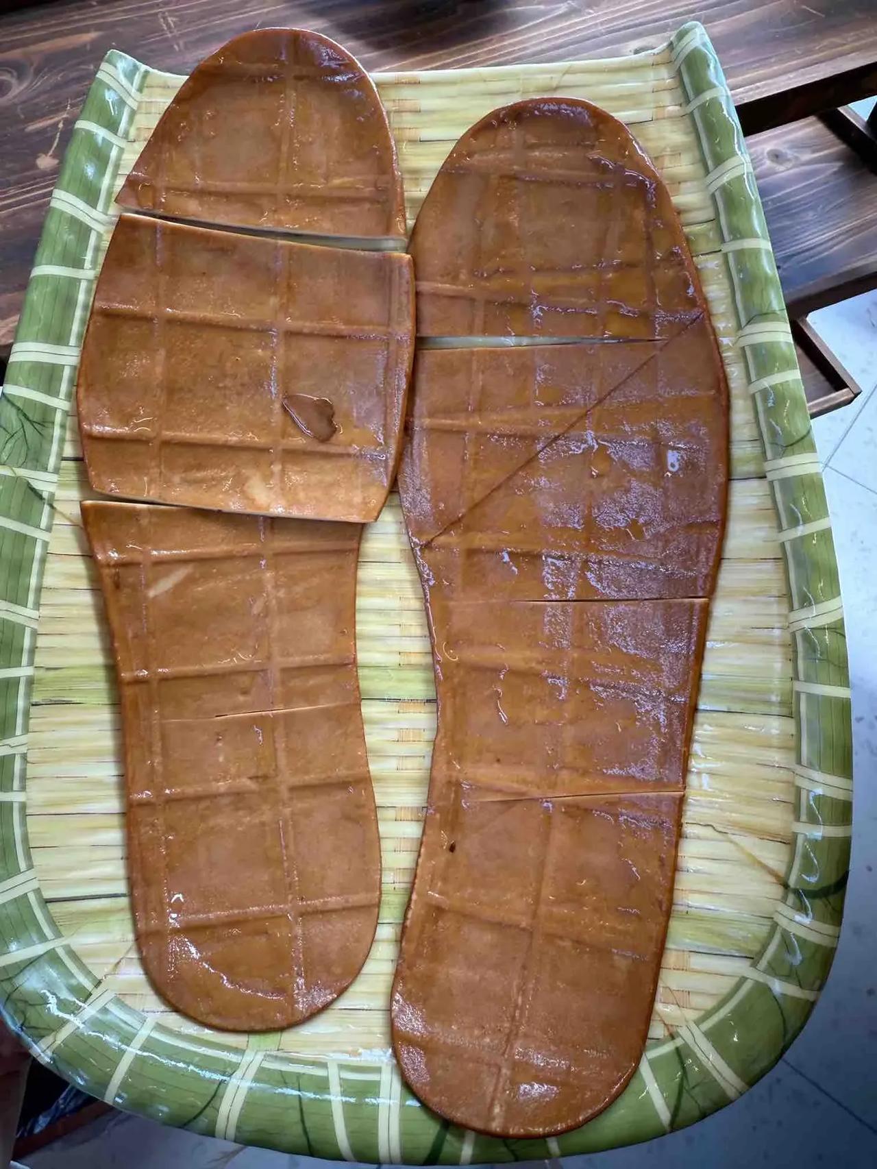 这吃的东西弄成这个模样，怎么下的了嘴，一股臭脚丫子味从直接空降。