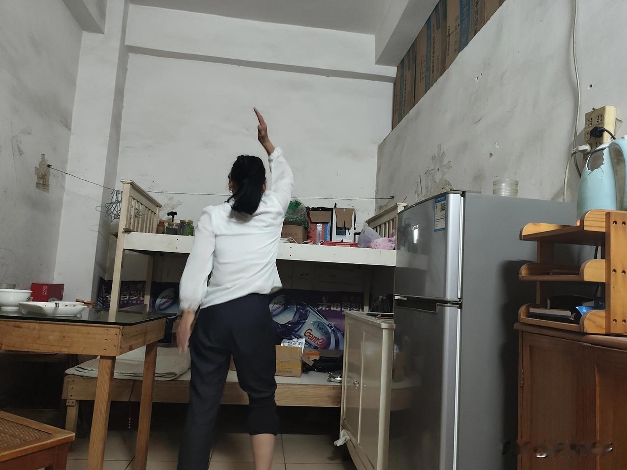 春节不回节不好！放假几天了，睡都睡的腰病，租房里无聊地跳起了广场舞。老公被蛟子咬