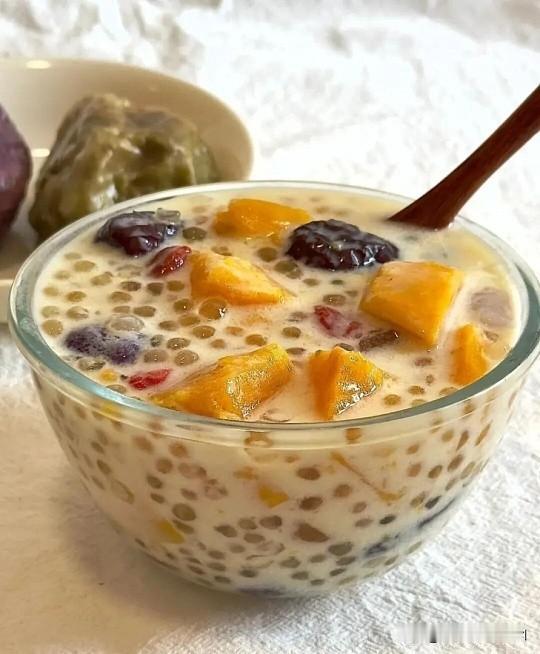 红薯对女性来说，是性价比极高的“养生零食”，尤其在控糖、养颜、通便方面优势明显。