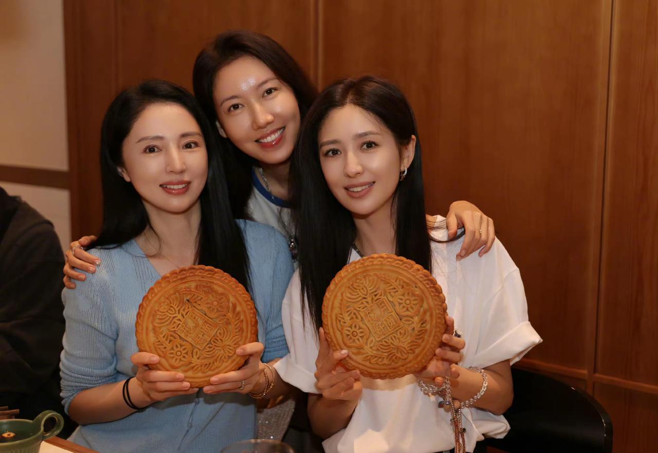 佟丽娅，董璇，高露，三美女在一起好开心啊。董璇刚结婚，佟丽娅，高露还单身呢！