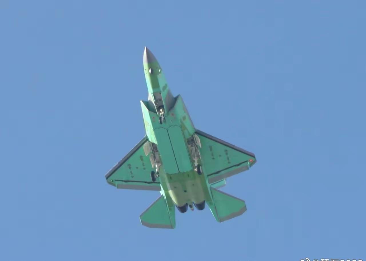 歼35新年第一飞。新出厂的歼35为何采用绿色机身涂层？有何讲究？歼-35战机歼