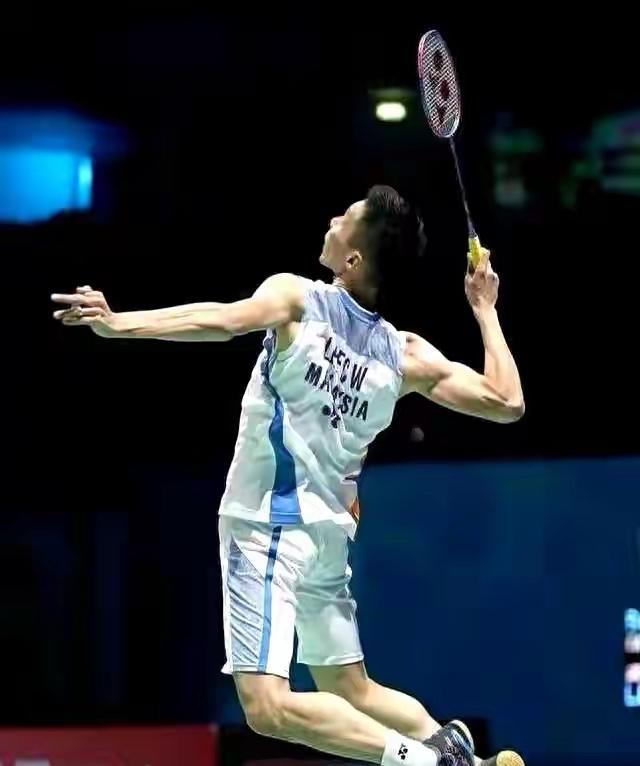 李宗伟虽说总是世界大赛的第二名，但他总能在决赛前一场的半决赛赢球，球迷们都称他为