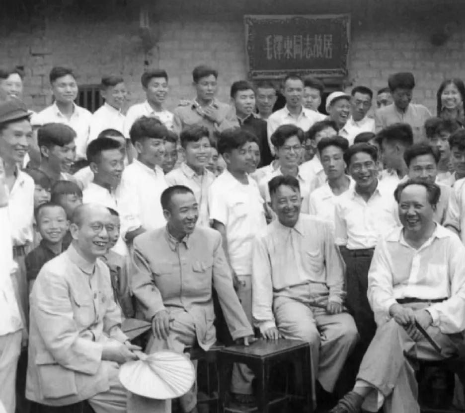 1959年6月26日，伟人在韶山故居门前和邻居及亲朋好友的一张合影！看得出人很多