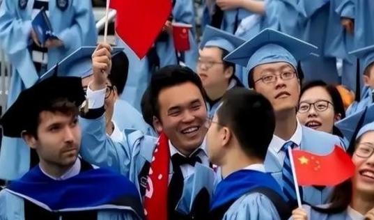 中美关系已然遮掩不住，皮尤报告如今的美国有超过半数的人并不喜欢中国，而导致这一点