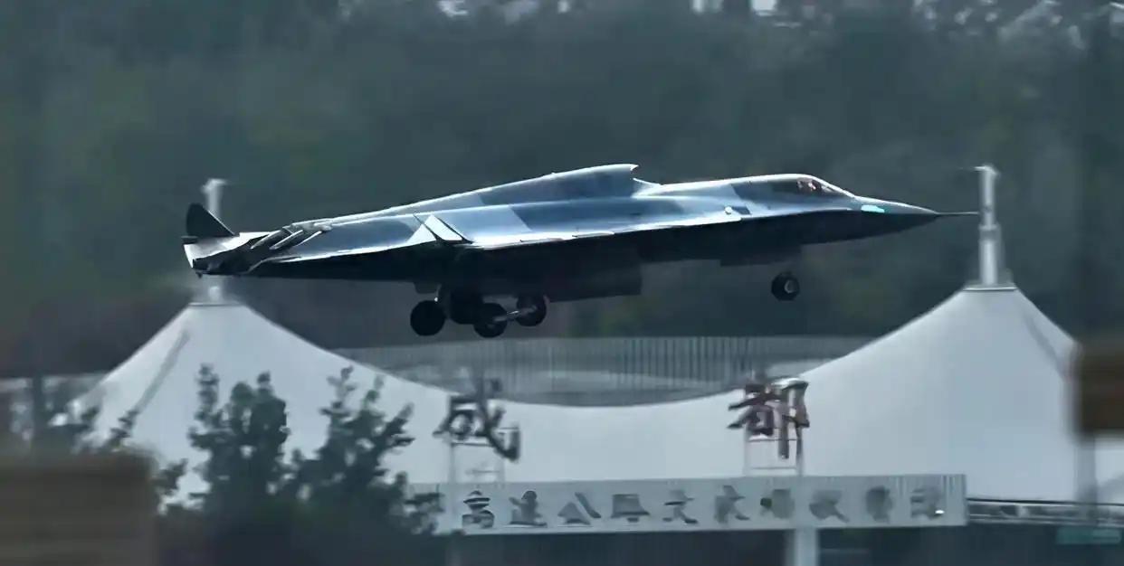 美国惊恐发现，中国空中优势已不可逆转。中国新曝光的歼36和歼50战机，正用实实在