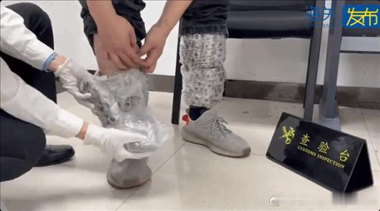 走私犯腿藏1378个手机摄像头被抓5月19日消息，罗湖海关最近查出一起很离谱的走