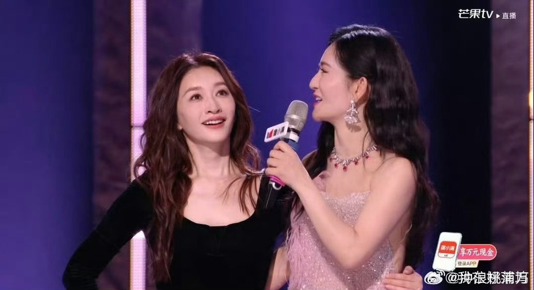 李小冉初舞台高定黑天鹅李小冉好有气质！初舞台自带电影氛围，黑裙摇曳，步伐从容，像