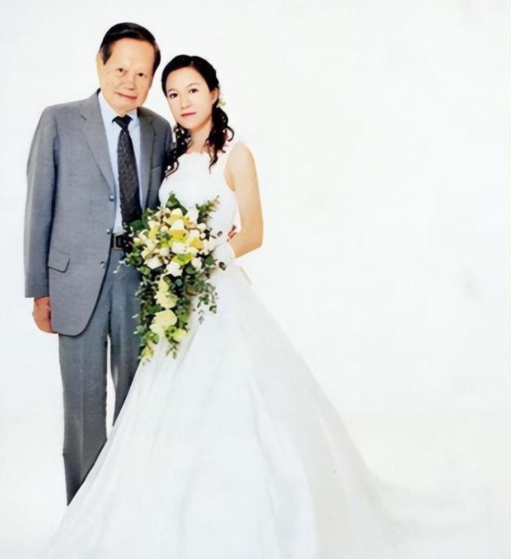 相濡以沫20年，103岁的杨振宁与48岁的翁帆成就一段爱情佳话！咱中国著名物理