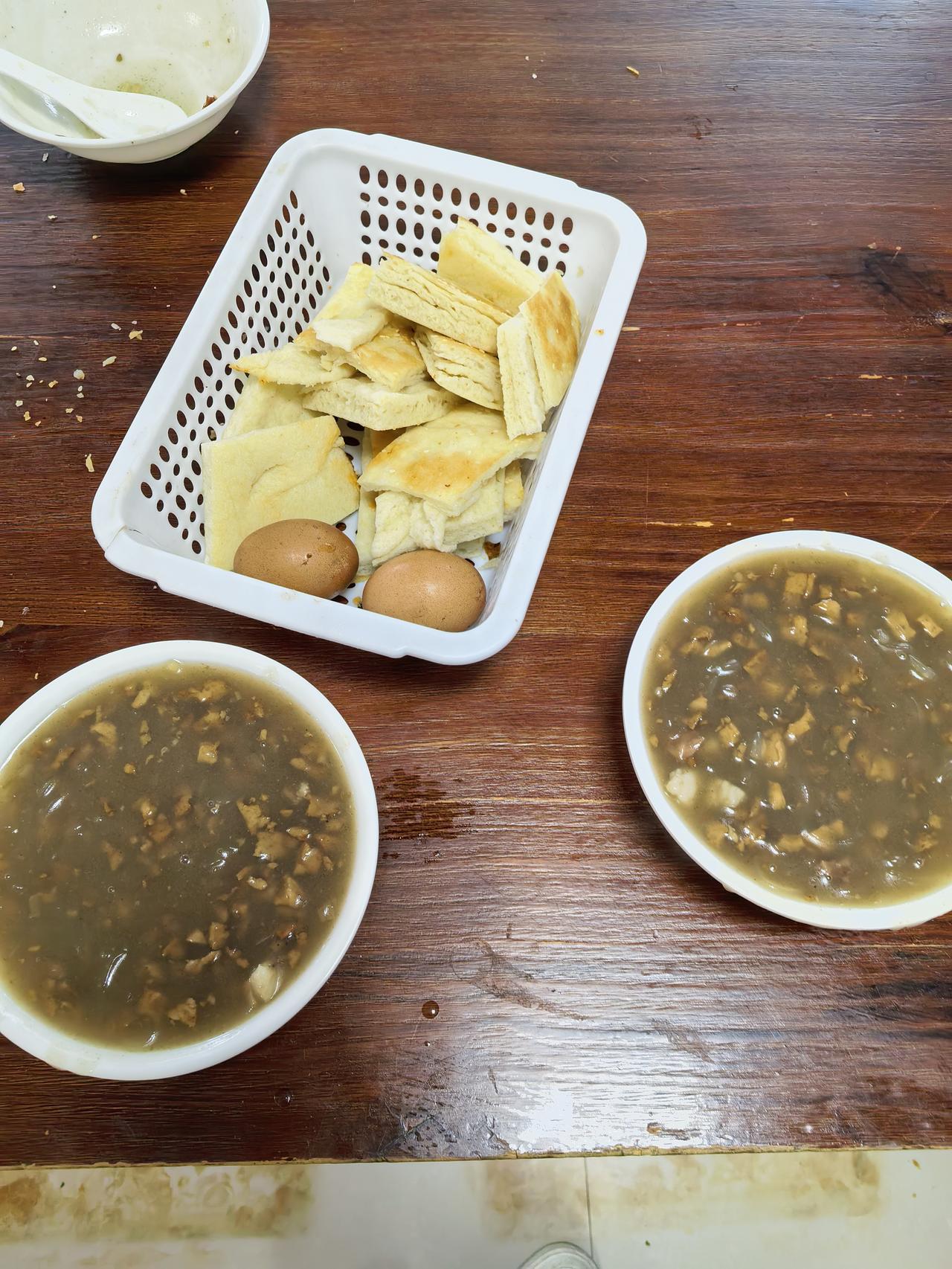 早餐:胡辣汤、饼、茶叶蛋内乡的美女朋友来我们这里学习，昨晚住我家，昨天晚上吃了