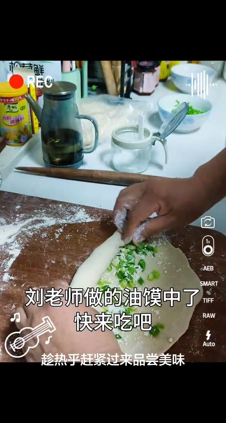 刘老师做的油馍中了，快来吃吧。刘老师做的油馍出锅了，香喷喷超级解馋，趁热乎赶紧